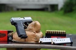 Kahr Arms P9 Duotone, a 9mm for concealed carry
Die kompakte Pistole Kahr P9 liegt auf einem Sandsack neben den geladenen Magazinen.