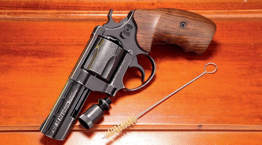 Aside from the usual accessories, the Melcher ME 38 Magnum blank-firing revolver also comes with a cleaning brush and a firework adaptor for New Year’s Eve.