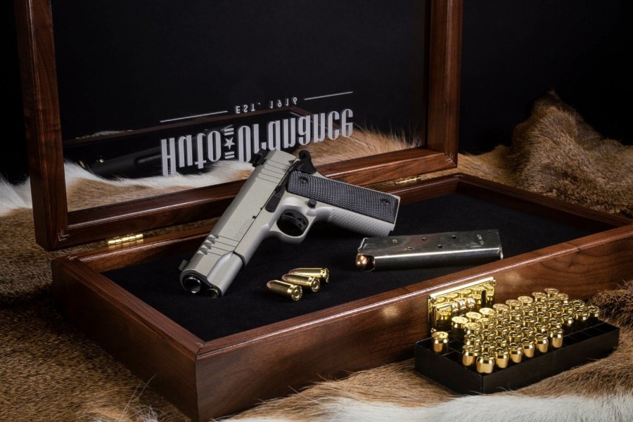 New Auto-Ordnance stainless steel 1911 pistol, an evergreen classic Te Auto-Ordnance 1911