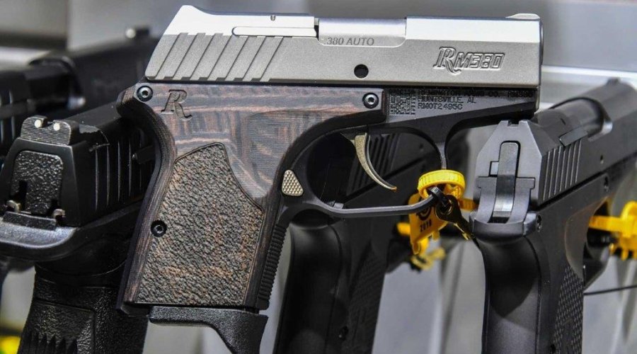 The pistol Remington RM380 Executive in 9 mm.