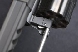 Test: SR 1911 Competition and Super GP 100 Competition from Ruger's Custom Shop in comparison The cylinder yoke of the Ruger Super GP 100 Competition