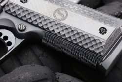 Schmeisser 1911 Hugo 6", the new longslide version in 9 mm Luger and .45 ACP – We have already tested it! The G10 grip panels give the Schmeisser Hugo 6"