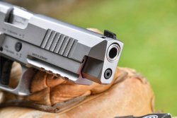 Test: SIG Sauer P226 X-Five Performance, the competition pistol from SIG's Mastershop Muzzle of the SIG Sauer P226 X-Five Performance