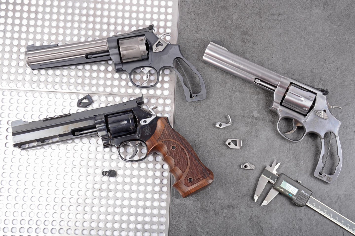 Smith & Wesson revolver frame sizes – Part 2: sights, grips, etc. Cylinder releases (clockwise) for Smith & Wesson in comparison.