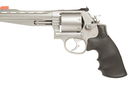 Smith & Wesson 686 and 686 Plus revolvers reinterpreted by Performance Center S&W Performance Center Model 686 Plus