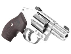 9mm carry revolver: the return of the Smith & Wesson Model 940 The checkered finger groove grip