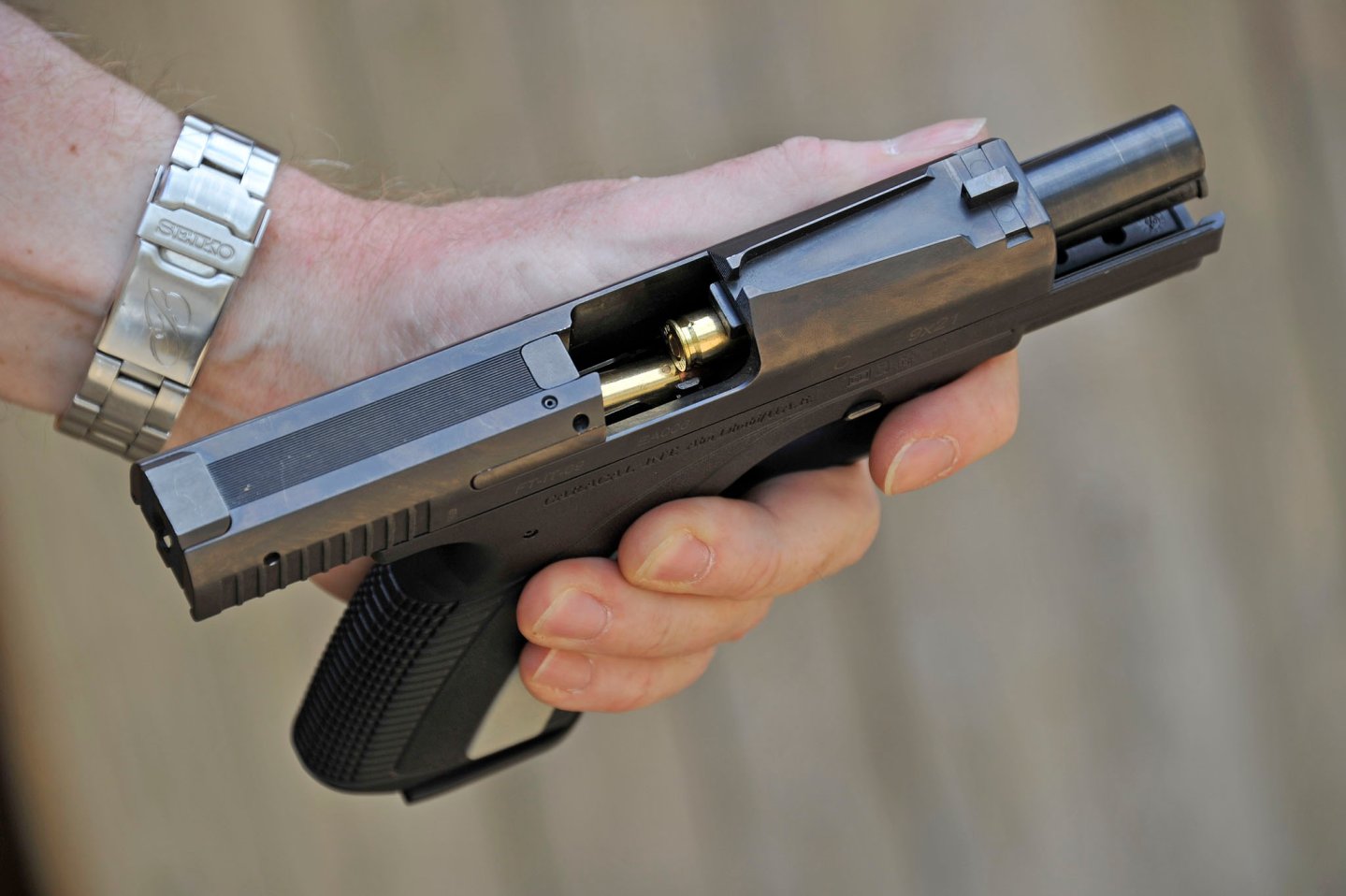 Solving pistol cartridge jams Solving pistol cartridge jams