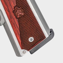 Springfield Armory Ronin Operator pistol – Classic 1911 style, modern features Wooden grip of the Springfield Armory Ronin Operator pistol