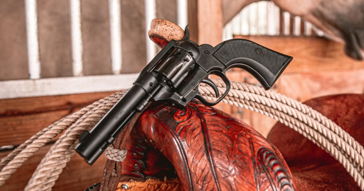 A cowboy-style revolver with interchangeable 9-shot cylinder: from