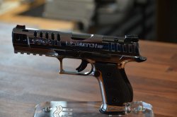 Walther Q5 Match now also with steel frame: first test of the Q5 Match SF before the SHOT Show 2019 Walther Q5 Match SF in verchromter Variante in linker Seitenansicht auf einem transparentem Ständer.