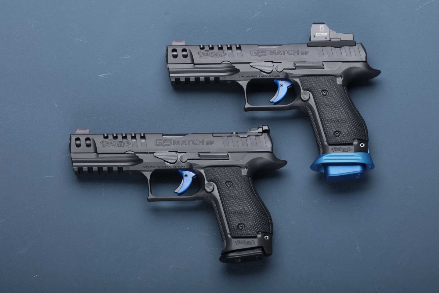 Walther Q5 Match now also with steel frame: first test of the Q5 Match SF before the SHOT Show 2019 Walther Q5 Match SF Champion (oben) und Walther Q5 Match SF Classic in linker Seitenansicht auf graublauer Steinplatte.