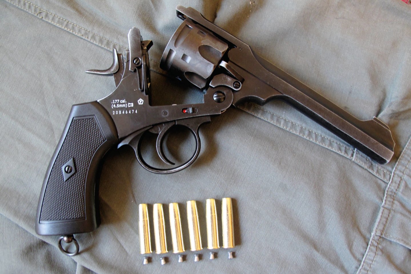 Test: Webley MK VI CO2 version in 4.5 mm - free revolver from the 4komma5 online store. Webley MK VI shoots pellets