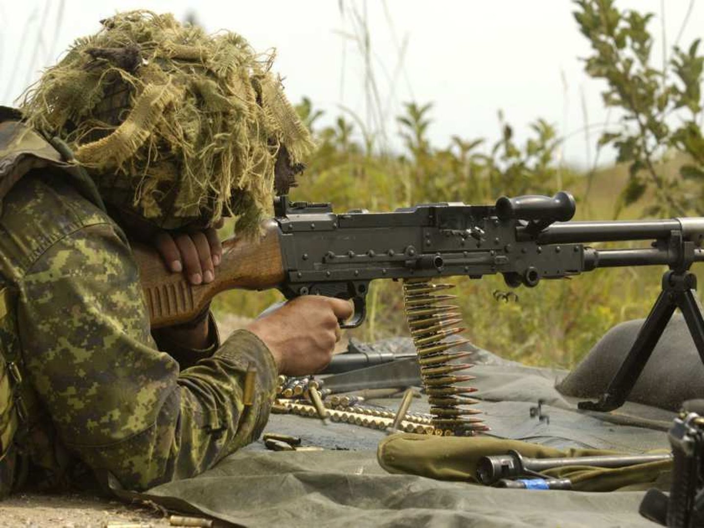 New machine guns for the Canadian armed forces Soldier in prone position using the new C6A1 FLEX machine gun.