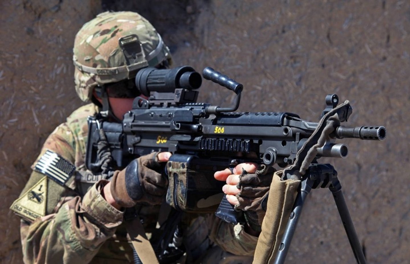 Soldier with the M249 light machine gun 