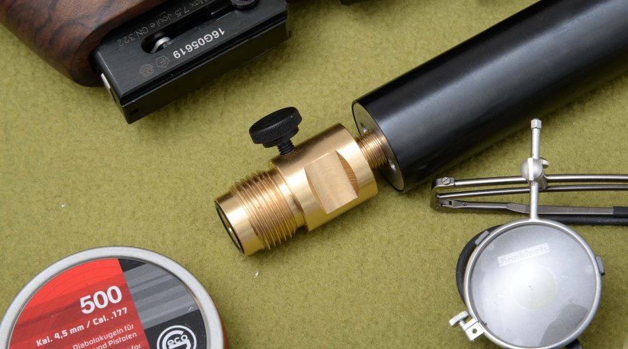 The adapter for the cylinder must first be screwed onto the air tank.