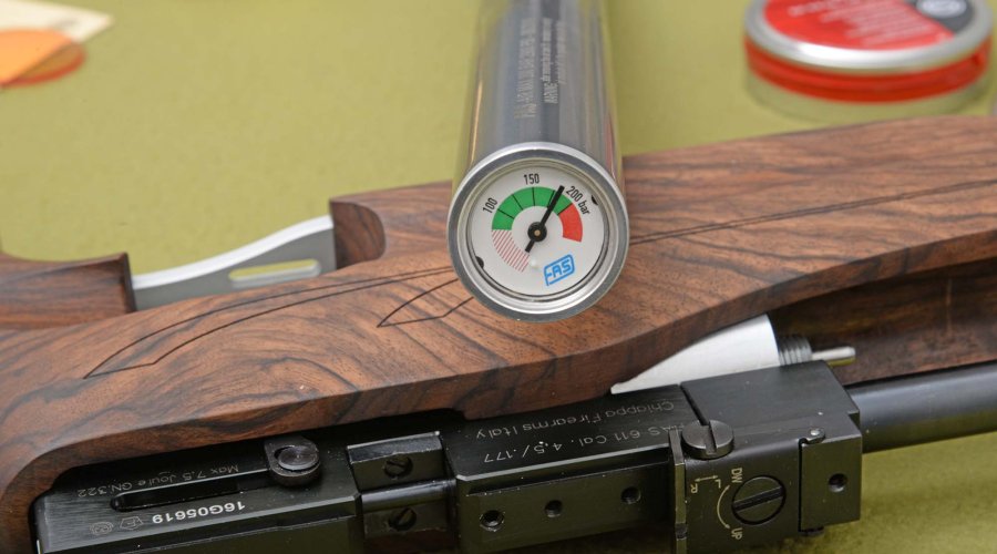 Pressure gauge on the air tank of the rifle