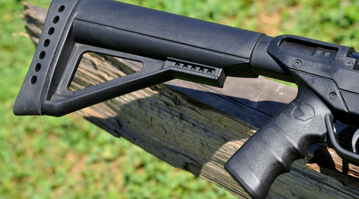 Il calcio riprende la forma, ma non la funzione, di quelli telescopici montati sui “Black rifle”. Lo spesso calciolo in gomma riduce efficacemente il contraccolpo sulla spalla
