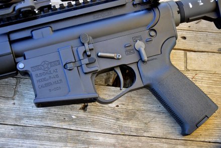 POF 415: a short stroke piston AR15-style rifle The safety lever, magazine release and bolt release of the POF 415