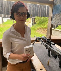 Test: TTS Xceed in .375 Swiss P – A sniper rifle in bullpup design for RUAG long-range high-power cartridge In addition to a4s tester Michael Fischer, "our" influencer Hanna Selena