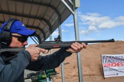 Winchester Repeating Arms Wildcat .22 LR autoloader rifle Winchester Repeating Arms Wildcat 22 LR auf dem Schießstand.
