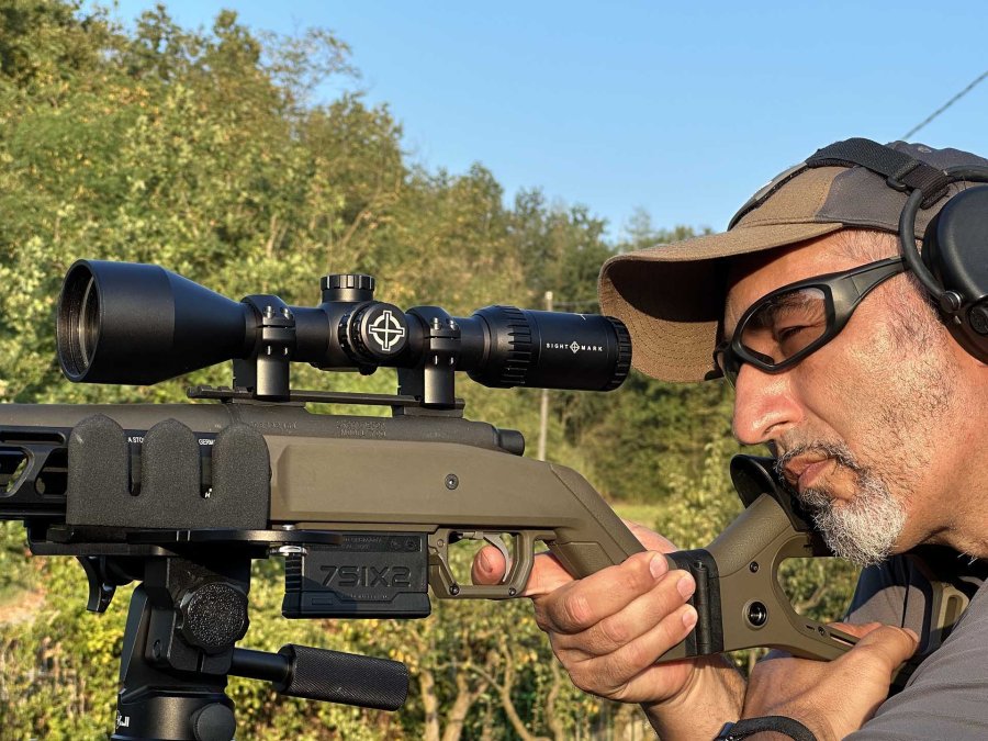 Test pratique de la lunette de visée: Que peut faire la Sightmark Core 2.0 HX 3-12x56? Nous présentons les mises à jour des trois modèles HX.  La lunette de visée Sightmark Core 2.0 HX 3-12x56 sur un système Remington 700 avec une crosse Hera H7.