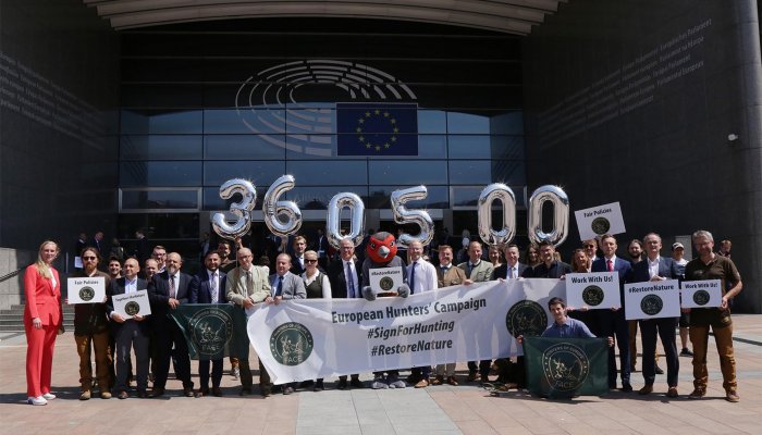 FACE: Campagne #SIGNFORHUNTING de la FACE : les chasseurs européens remettent plus de 360.000 signatures