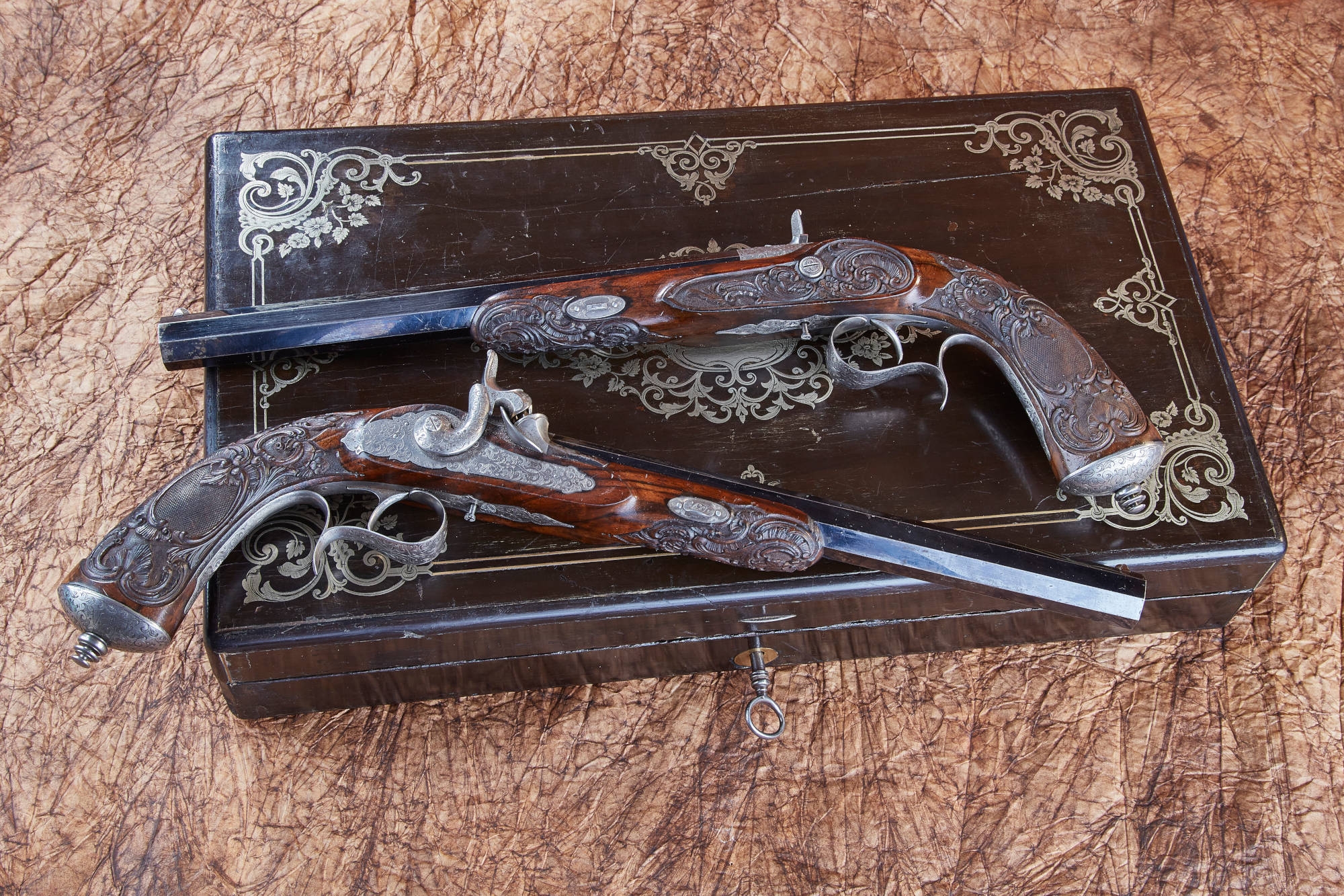 armes à chargement par la bouche: Fascination pour les armes: Une paire de pistolets àde Manceaux à Paris − le cadeau de l'empereur !