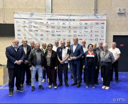 Ce stand de 10 mètres au CNTS offre 80 couloirs avec affichage électronique des impacts. Photo de groupe avec le président de l'ISSF Luciano Rossini, le président de la FFtir Michel Baczyk et les organisateurs des compétitions.