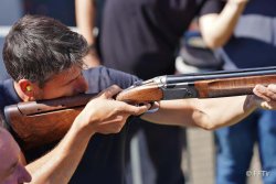 Ce stand de 10 mètres au CNTS offre 80 couloirs avec affichage électronique des impacts. Tony Estanguet, président du comité d'organisation de Paris 2024 profite de l'occasion pour tirer quelques coups de fusil au CNTS.