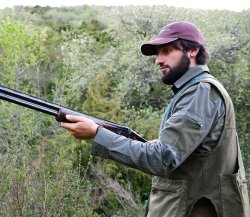 Biemme Hunting: il gilet Pineta Cacciatore con giacca Biemme Hunting e fucile