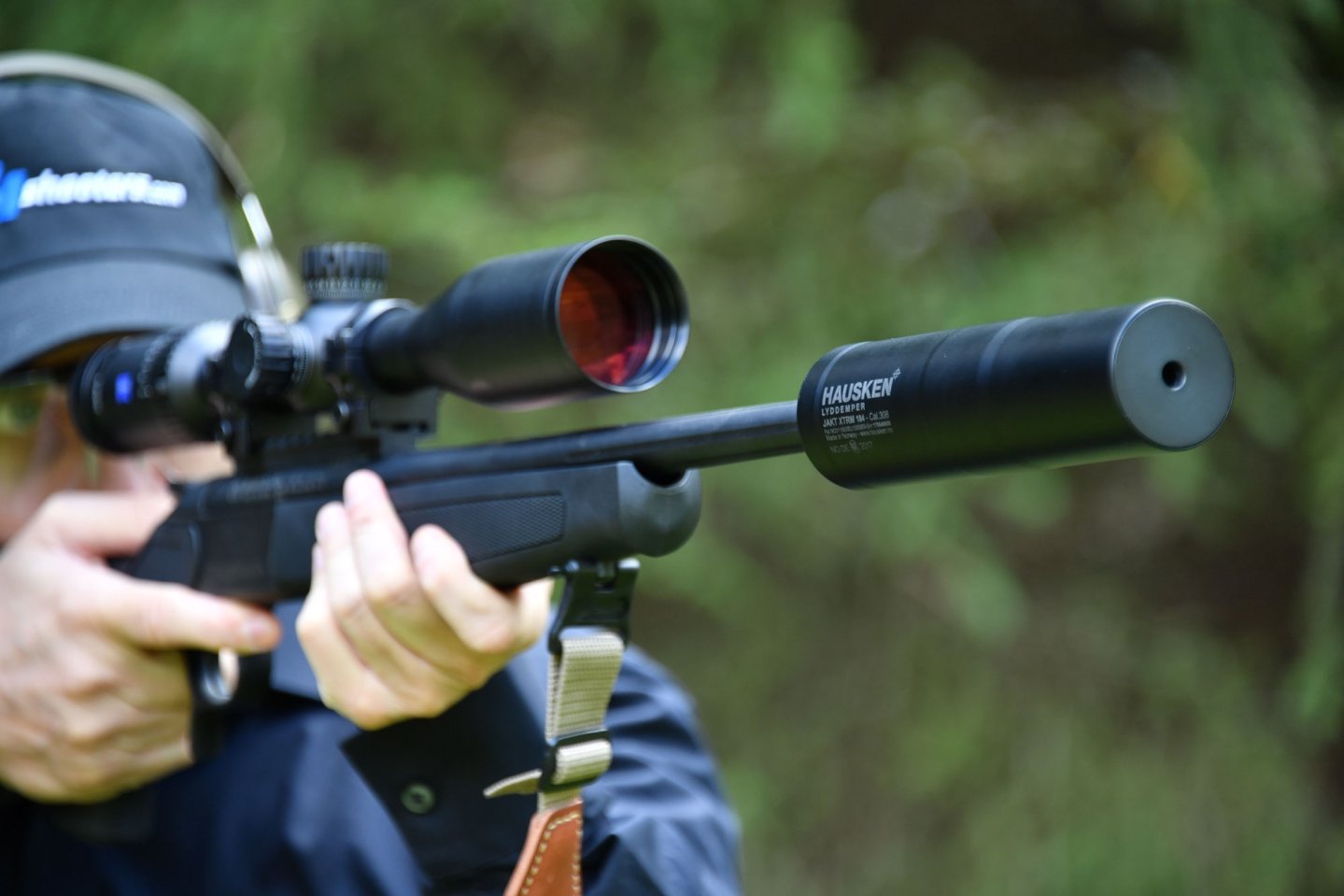 Jäger schießt mit Bergara Büchse mit montiertem Schalldämpfer HAUSKEN Jakt JD 184 XTRM MKII