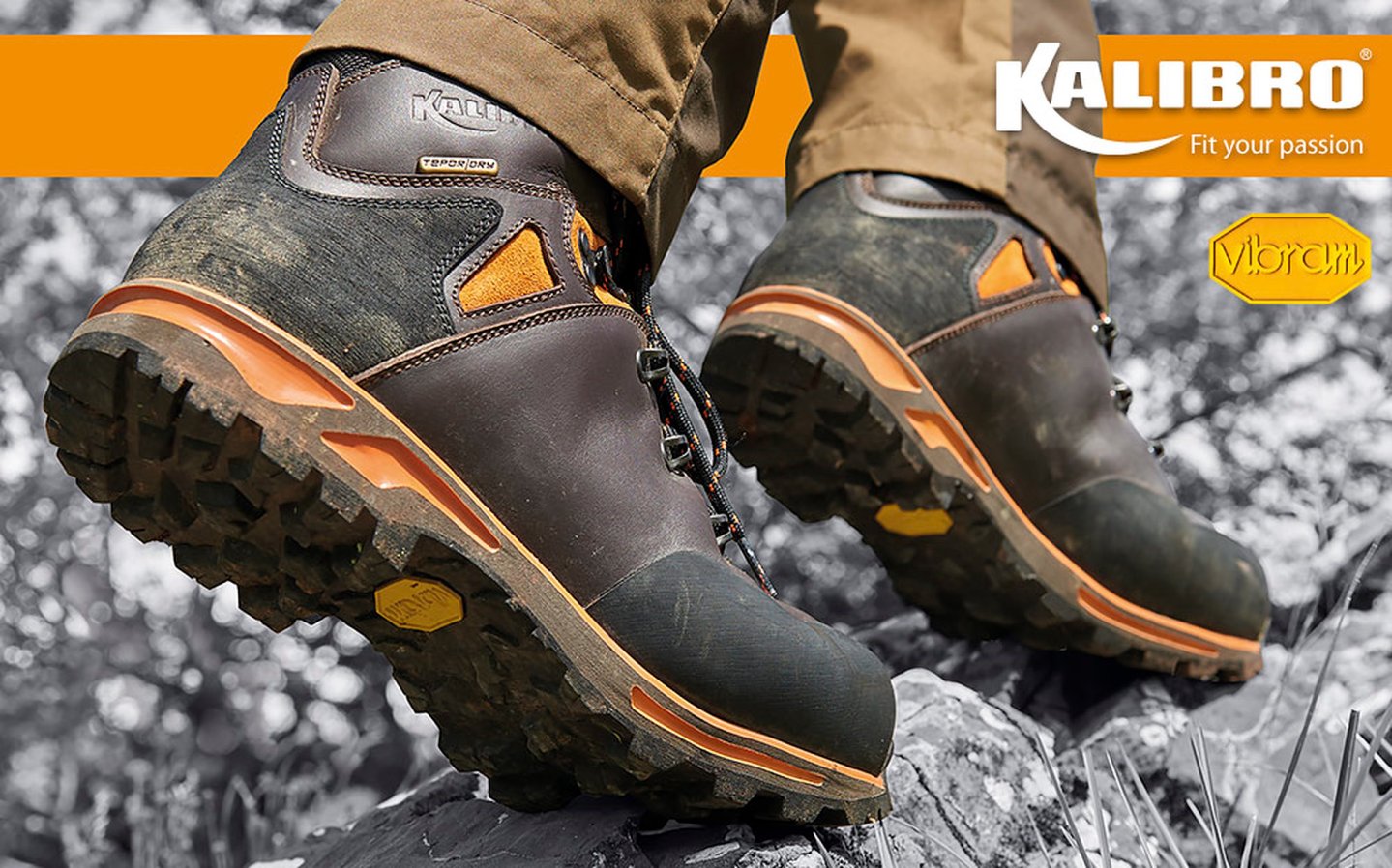 dettaglio di scarponi da caccia ad alta visibilità