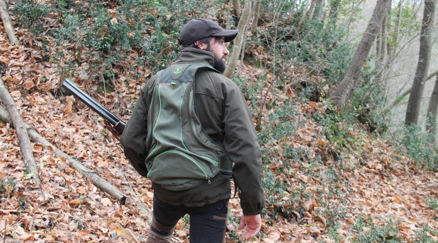 Cacciatore nel bosco con gilet Riserva