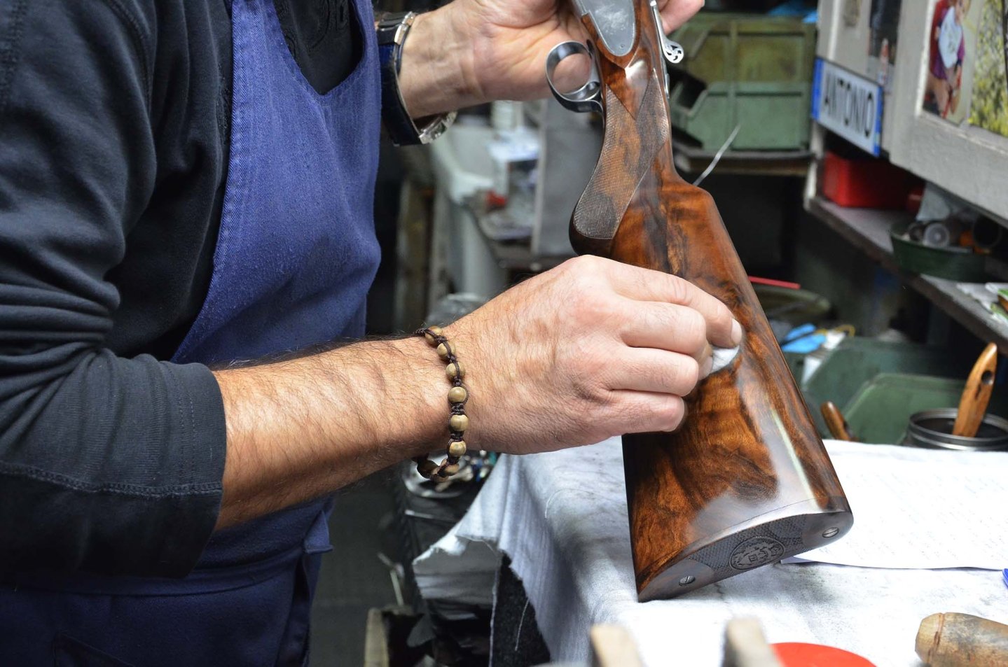 Antonio Poli durante la lucidatura del calcio di un fucile