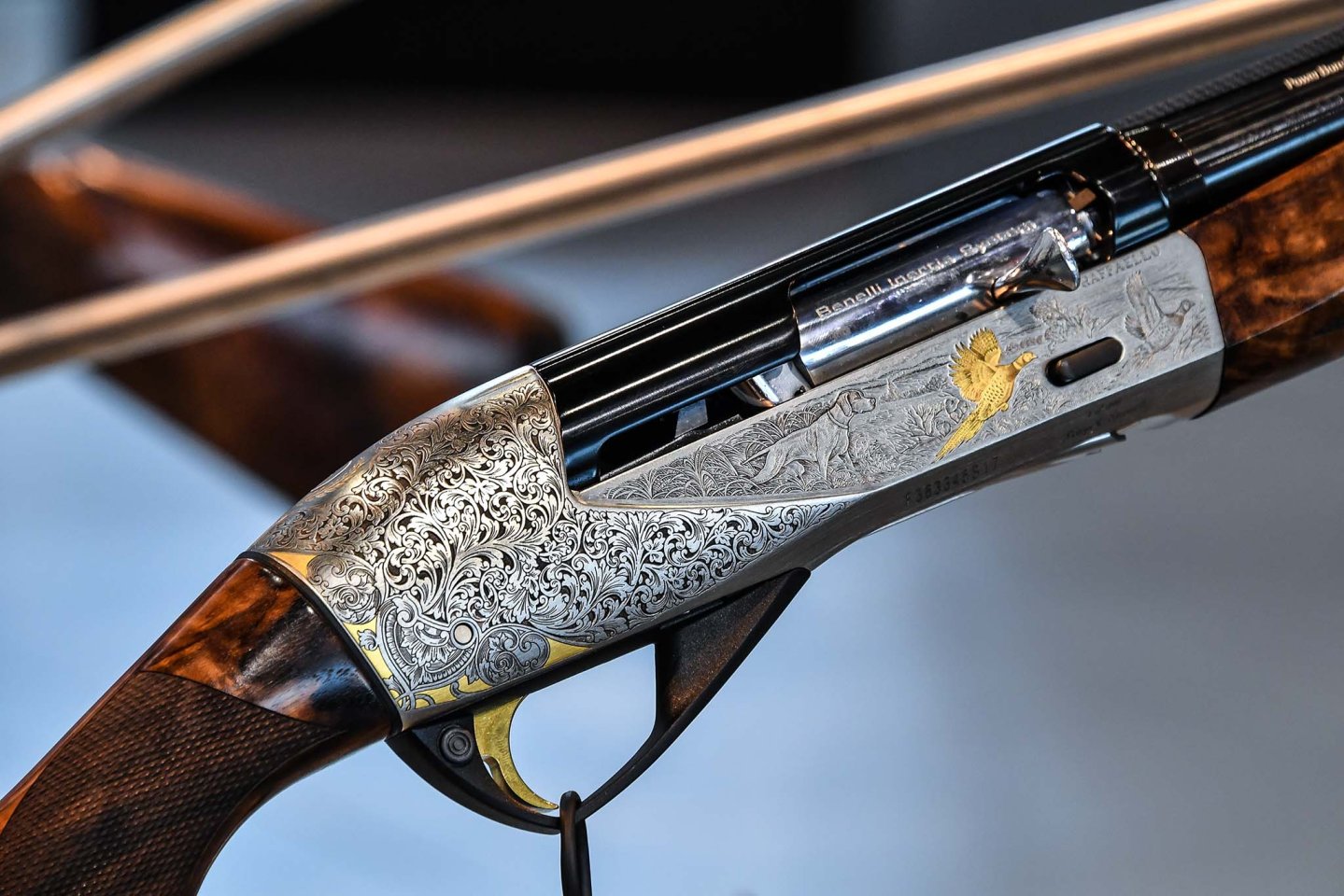 Benelli Raffaello 50° Anniversary La carcassa incisa del Raffaello calibro 12 con scene di caccia, realizzate dalla bottega Giovanelli