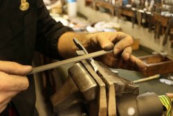 Le armi eleganti dei fratelli Piotti Un momento della lavorazione dei fucili Piotti
