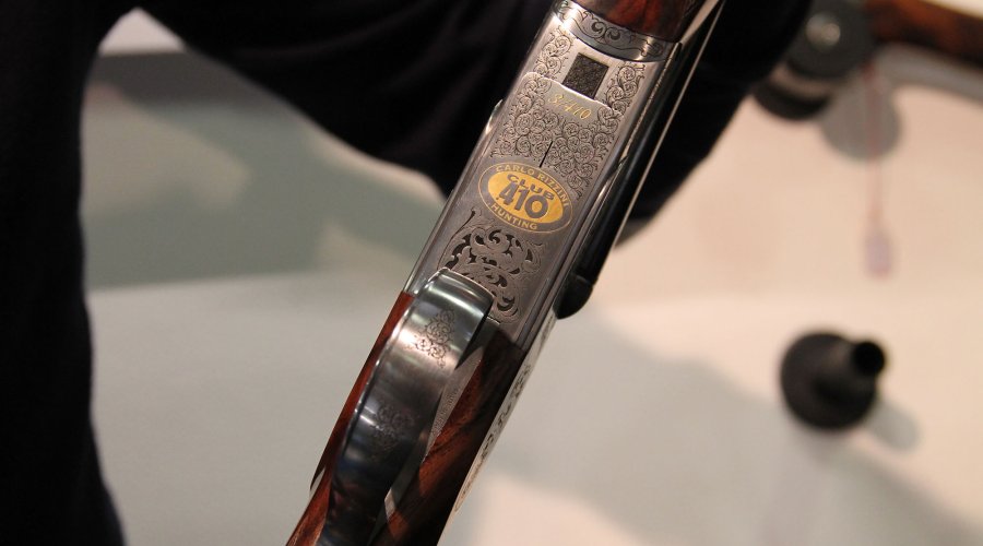 Poli Amber .410: la doppietta dedicata al Club Incisione sul petto di bascula della doppietta Poli Amber .410