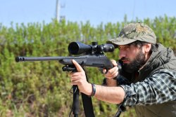 Carabina bolt action Haenel Jaeger 10: la prova sul campo del calibro 6,5 Creedmoor Carabina bolt action Haenel Jaeger 10 durante la prova di tiro