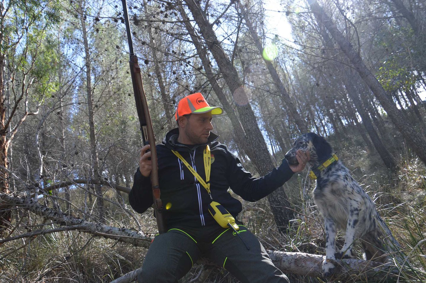 BS Planet Evomap Elite: il collare Radio-GPS per i cani da ferma Cacciatore con cane nei boschi