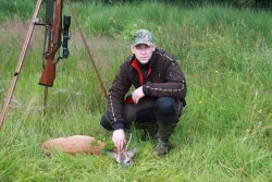 Caccia al capriolo con RWS Evolution Green Cacciatore vicino al suo trofeo.