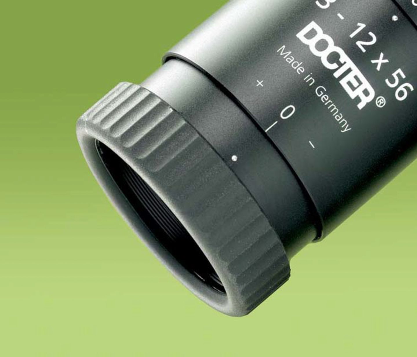 Dettaglio di un cannocchiale Docter Classic 3-12x56 su sfondo verde