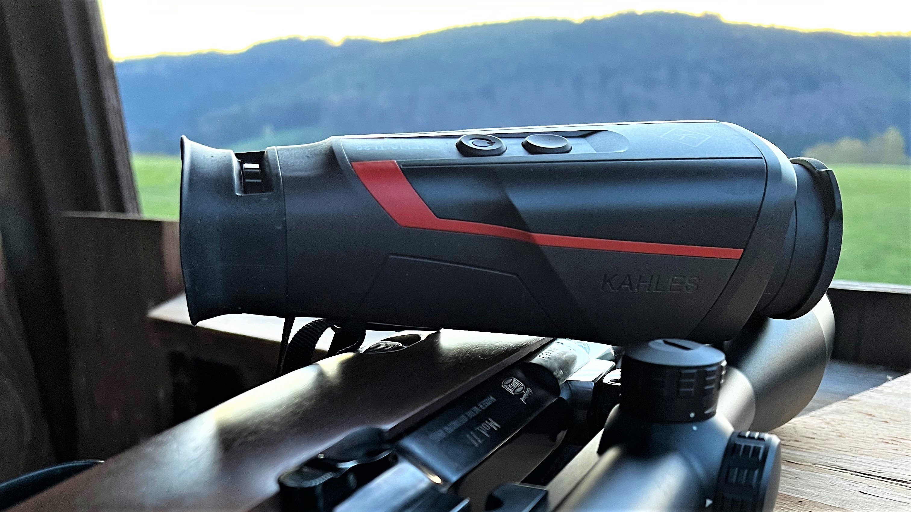 La termocamera Kahles Helia TI 25/35 per la caccia di notte e l'osservazione della selvaggina in una prova pratica