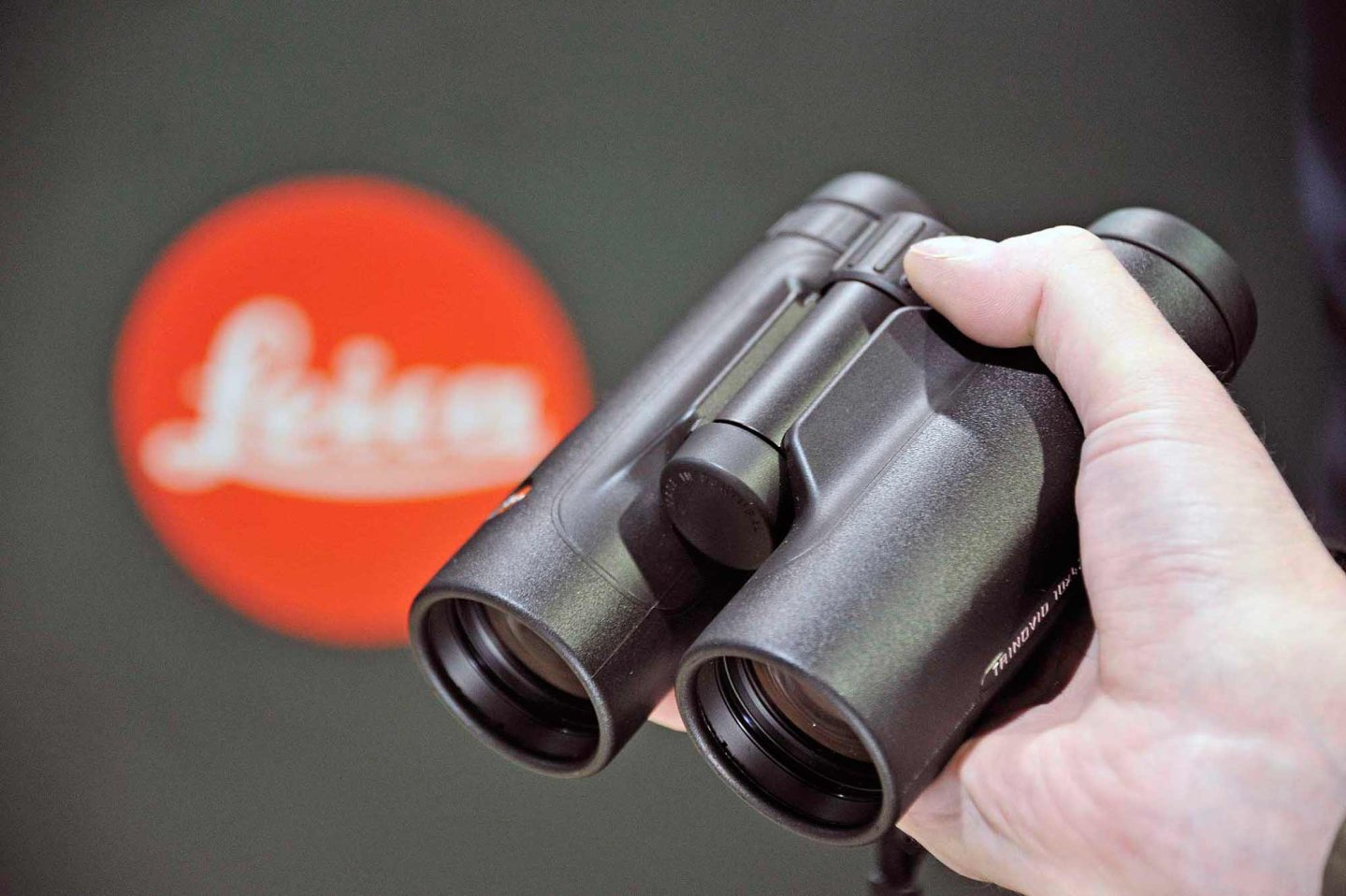 Serie di binocoli con telemetro laser incorporato Leica Geovid-R  Leica ha presentato la serie di binocoli con telemetro laser incorporato Geovid-R allo SHOT Show 2016
