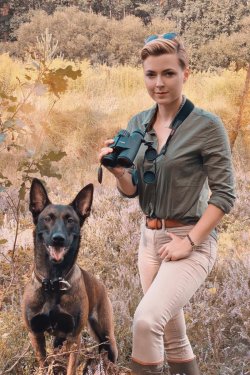 Hanna Selena con il binocolo Minox X-range 10x42 e il suo cane da caccia