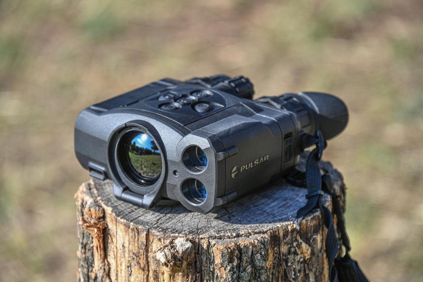 Nuovo Binocolo termico Pulsar Accolade 2 XP50 LRF Pulsar Accolade 2 XP50 LRF poggiato su un ceppo