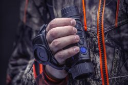 Test: Pulsar Axion XQ38 3.5-14x32 monoculare per la visione termica Pulsar Axion XQ38 3.5-14x32 monoculare per la visione termica tenuto in una mano