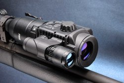 Pulsar Forward F aggiuntivo ottico digitale notturno Pulsar Forward F135 montato sull'arma