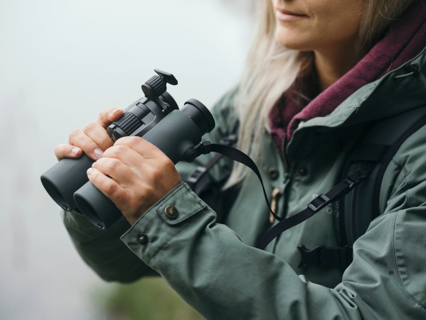 Nuovo binocolo di Swarovski Optik: NL Pure con un nuovo design e un campo visivo particolarmente ampio Cacciatrice con binocolo Swarovski NL Pure