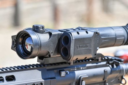 Cannocchiale termico Trail 2 XP50 LRF di Pulsar Modulo del telemetro laser sul cannocchiale termico Trail 2 XP50 LRF di Pulsar