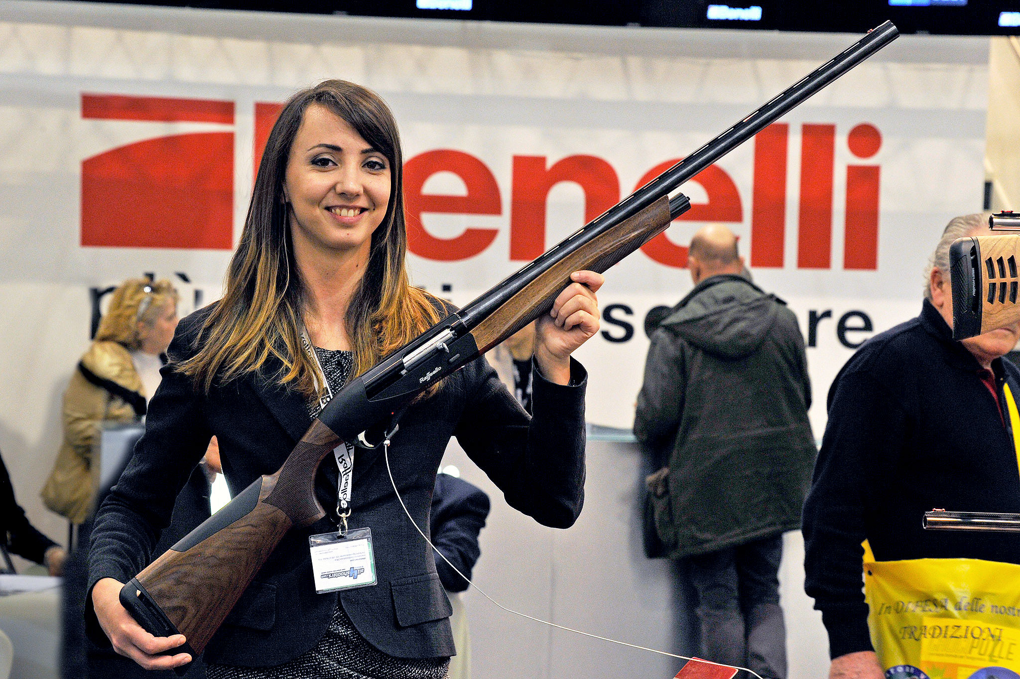 Power bore. Бенелли дробовик и девушка. Нина Бенелли. Девушка с дробовиком Benelli. Анна Бенелли.